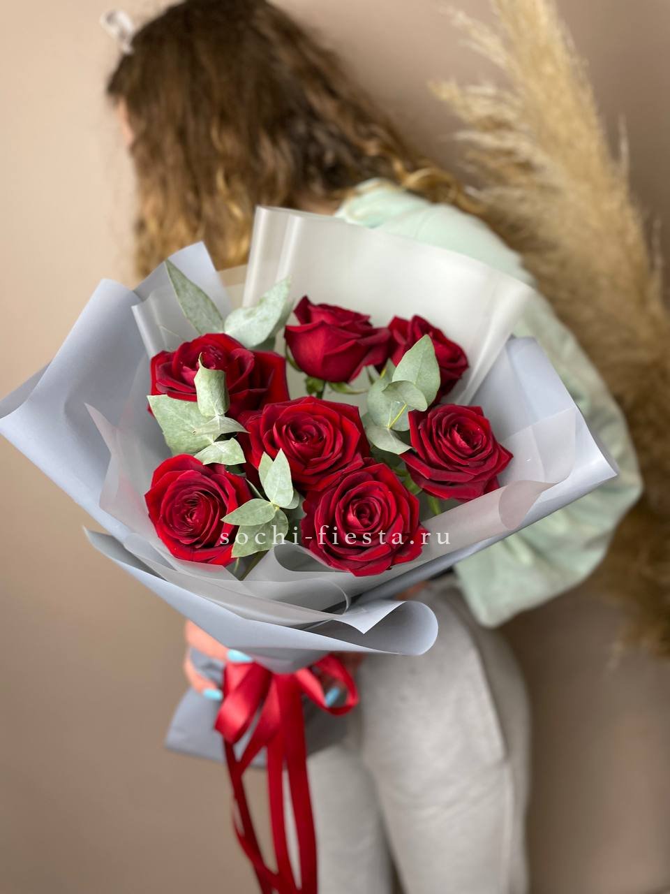 сезонный букет из гербер хризантем и зелени в простой крафтовой упаковке от флориста небольшого города