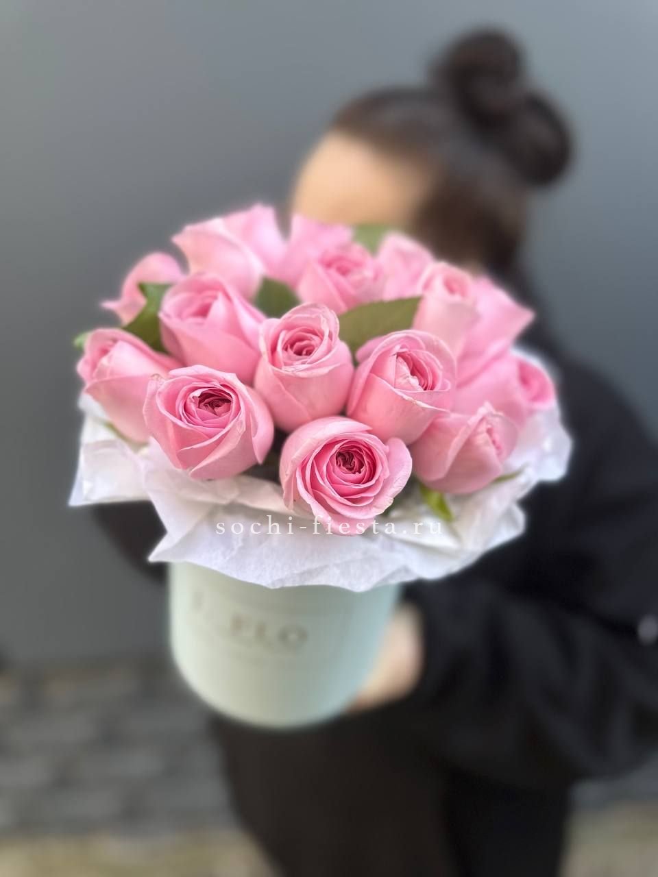 зимняя композиция с амариллисом и еловыми ветвями в Королёве