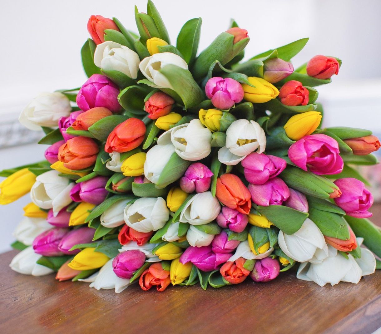 классическая корзина с лилиями и розами для юбилея в Королёве