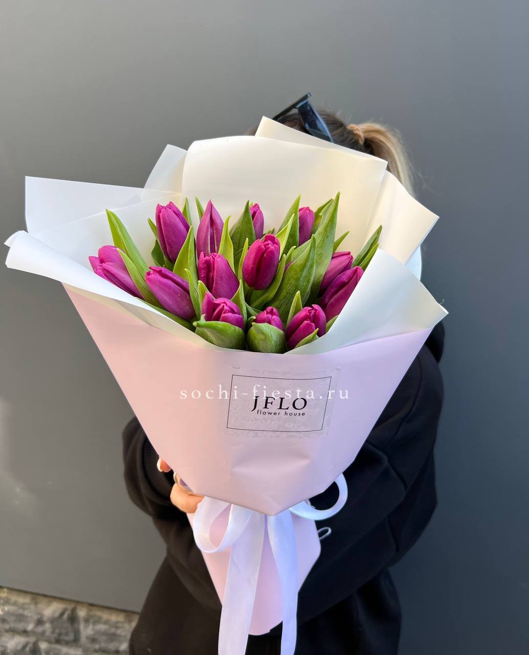 видовой каталог с розами и хризантемами в студии флористики в Королёве