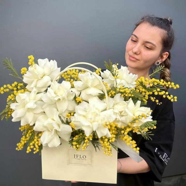 Французские Розы и мимоза  в сумочке  в Королёве