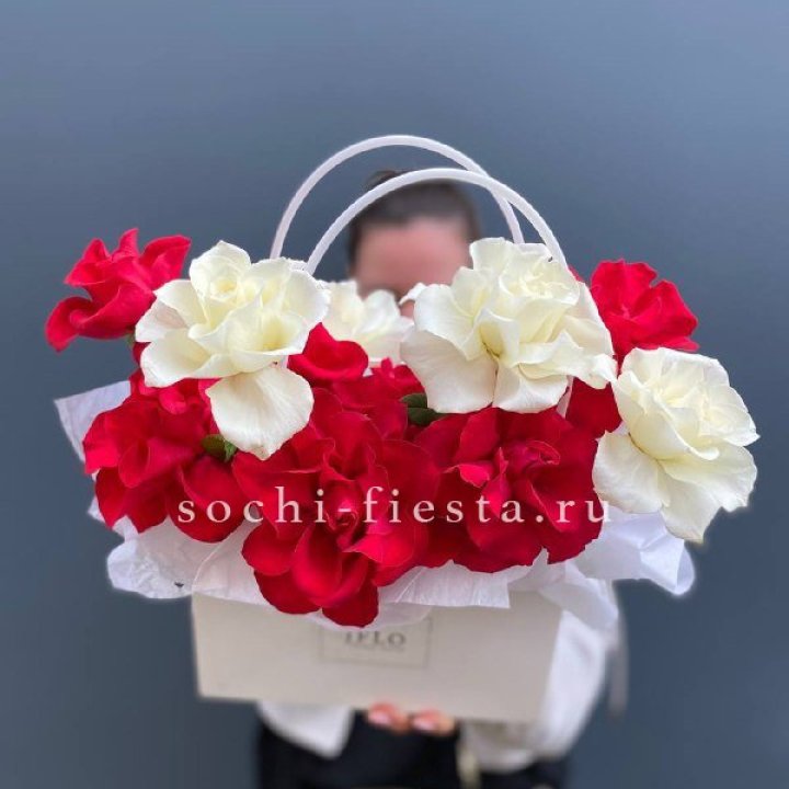 Сумочка  красных и белых роз в Королёве