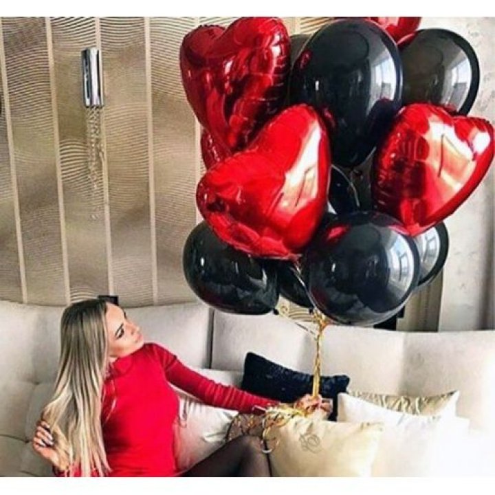 Фонтан из красных сердец с чёрными шарами  в Королёве