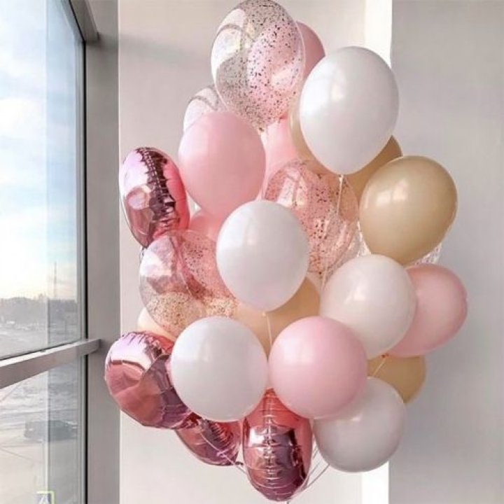 Фонтан шаров розового и белого цветов в Королёве