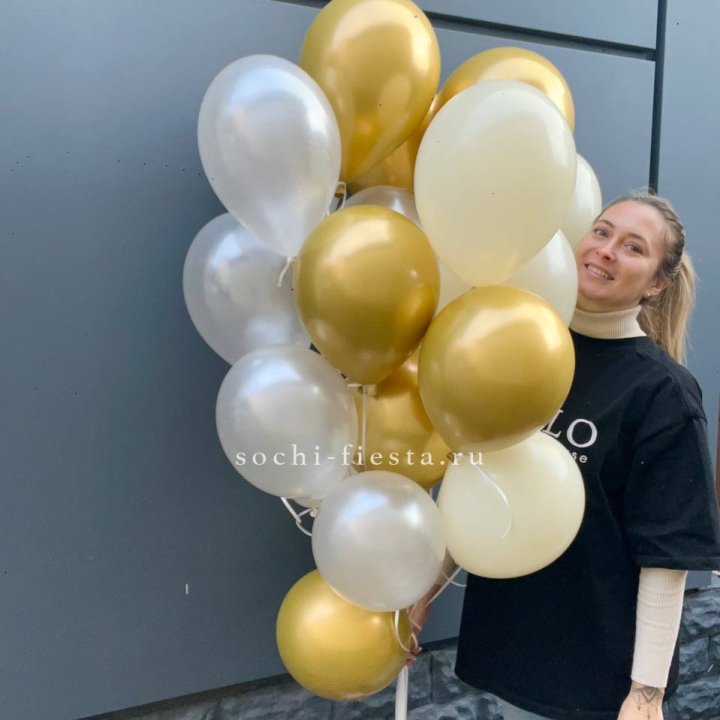 Облако шаров из белого и золотого оттенков в Королёве