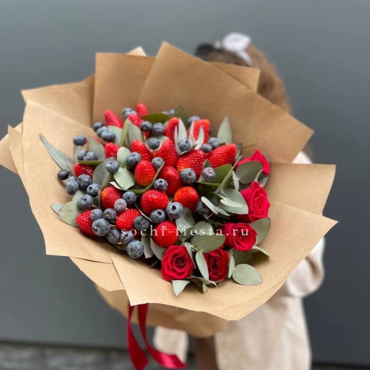 Клубника и голубика с цветами в Королёве