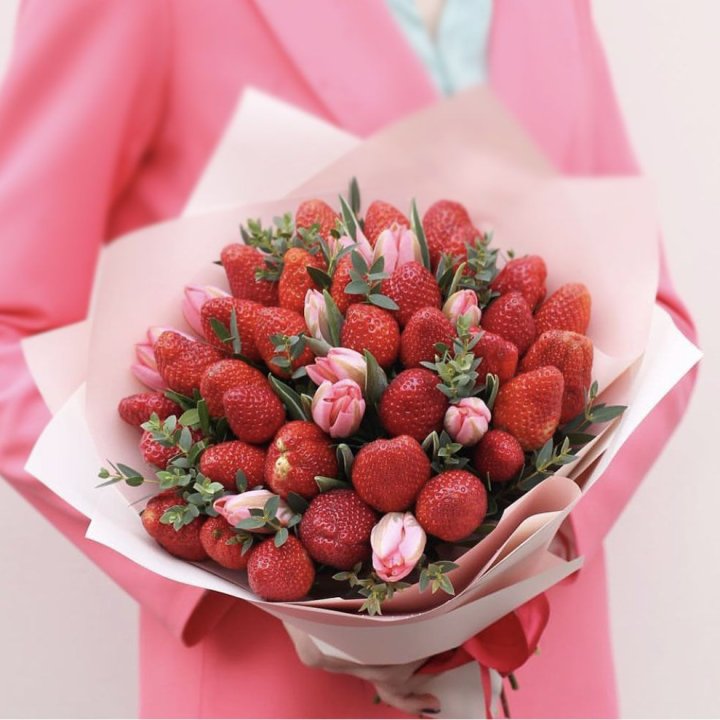 Тюльпаны и клубника в Королёве