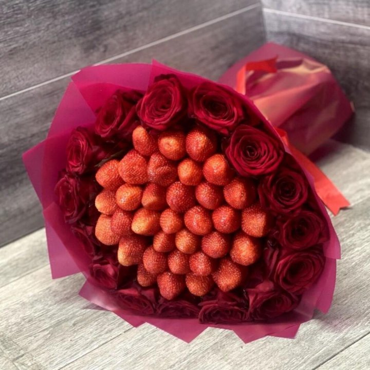 Клубничный букет с розами в Королёве
