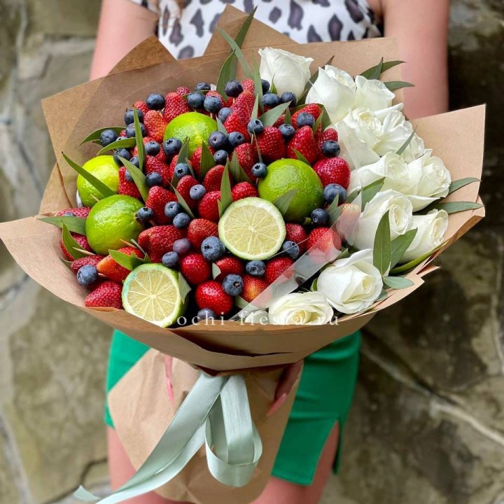 Ягодно-цитрусовый букет с розами в Королёве