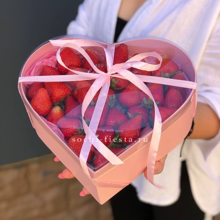 Коробочка сердце  с клубникой в Королёве