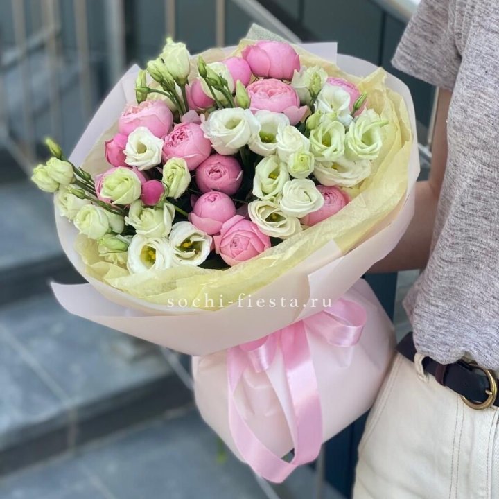 Букет кустовых роз с эустомой в Королёве