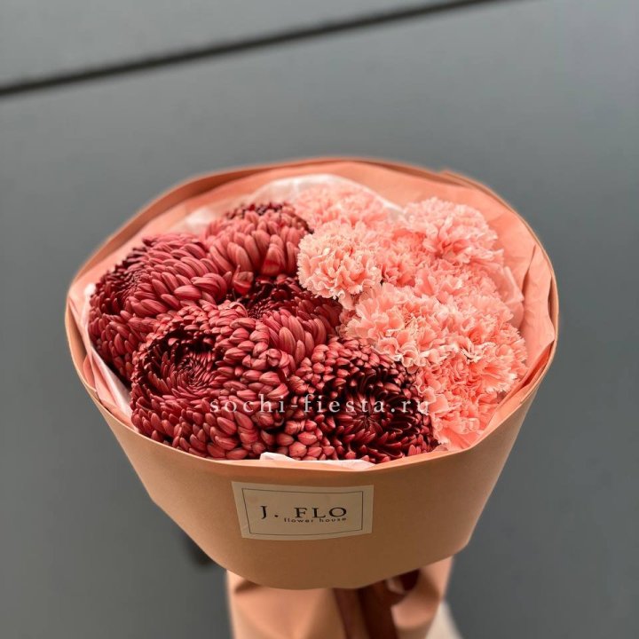 Букет хризантем и диантусов  в Королёве