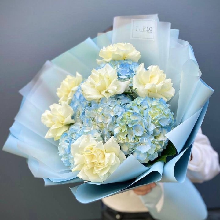  Букет из голубых гортензий и роз  в Королёве