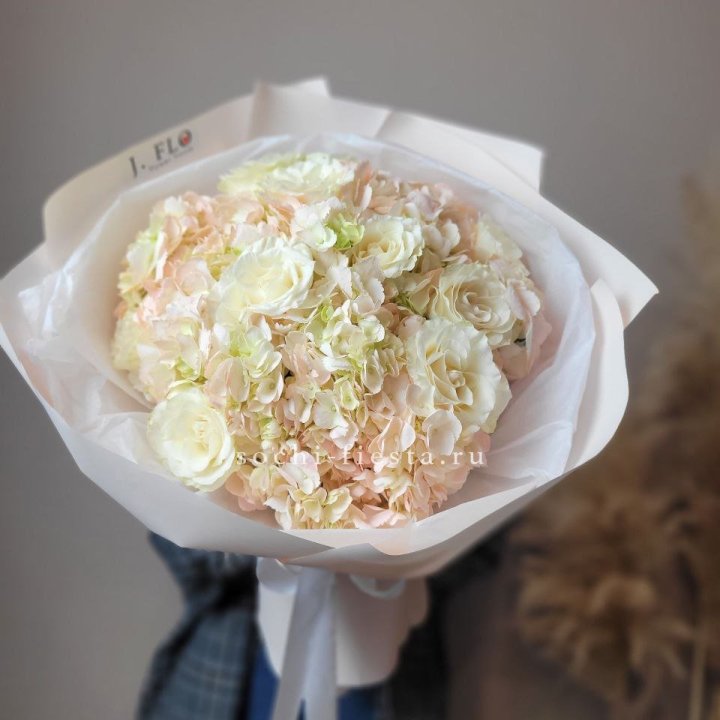  Букет гортензии и роз  в Королёве