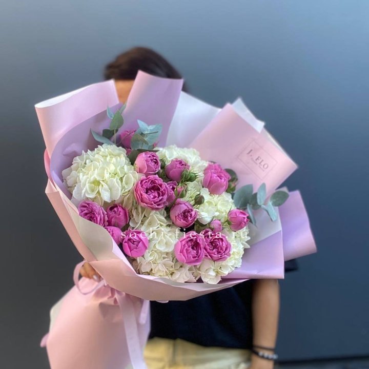 Букет белых гортензий и пионовидных роз  в Королёве