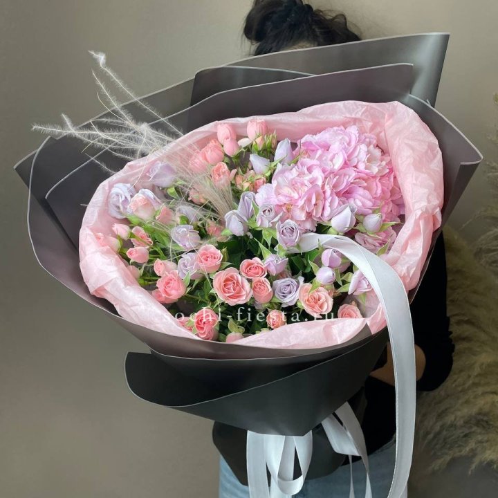  Букет гортензии и роз "Саперави" в Королёве