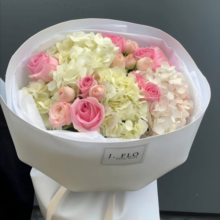  Букет гортензии и роз  "Тиамо" в Королёве