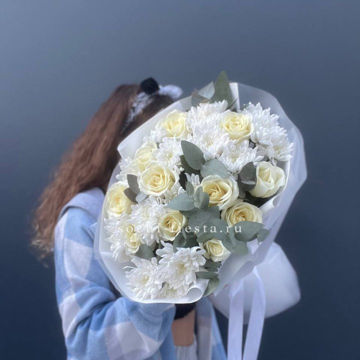  Букет белых роз с хризантемой  в Королёве