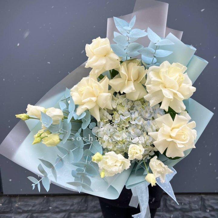 Букет с гортензией и белыми французскими розами в Королёве