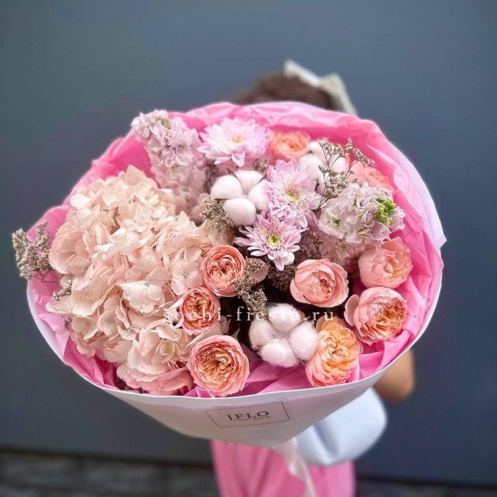 Букет гортензии и кустовых роз "Абрассо" в Королёве