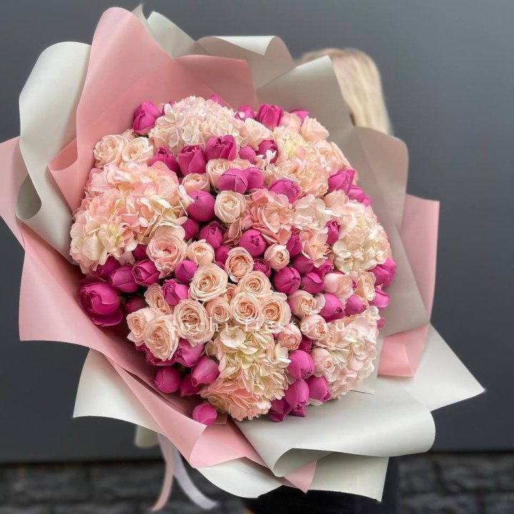 Букет кустовые розы и гортензия в Королёве