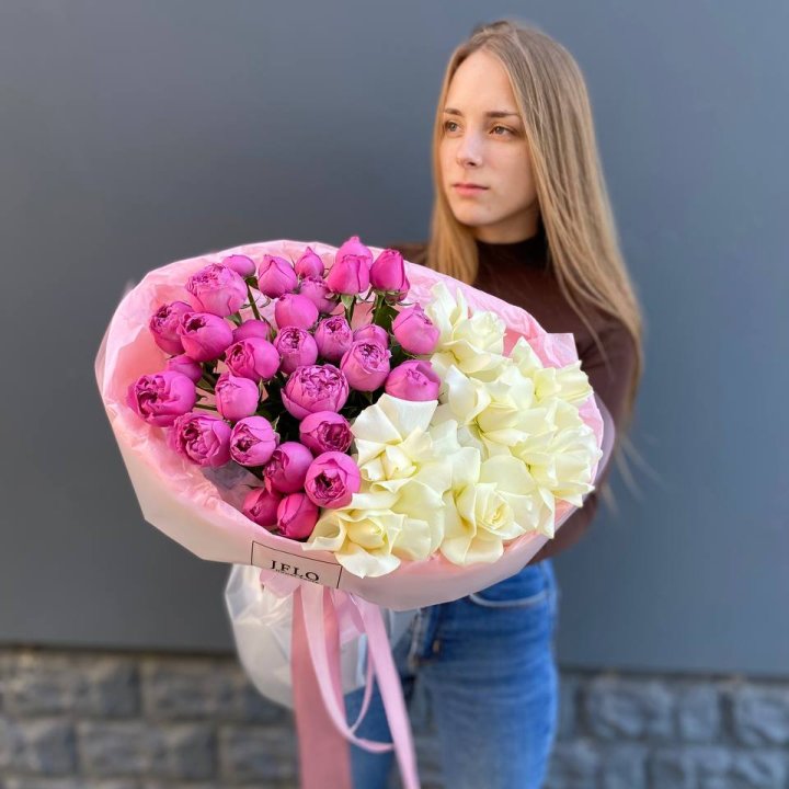 Дуо белых и кустовых роз в Королёве