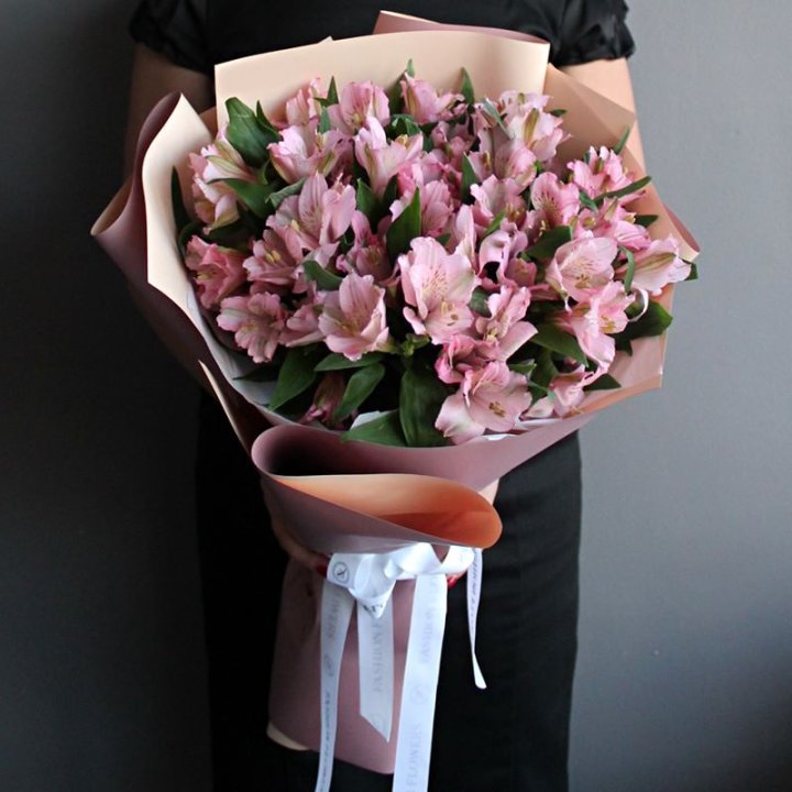 Букет розовых альстромерий в Королёве
