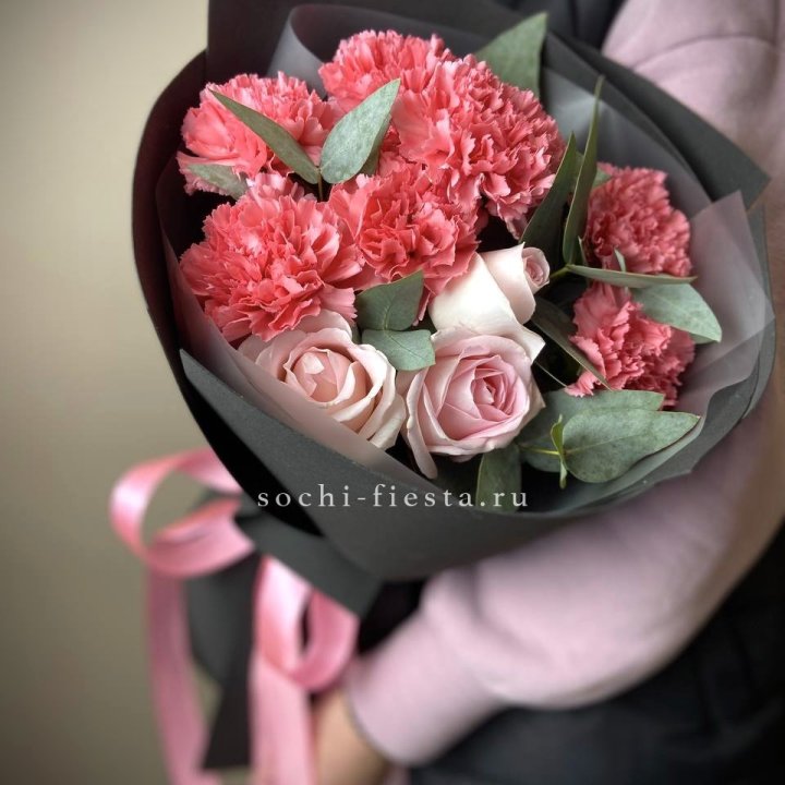 Букет из роз и диантусов "Пенелопа" в Королёве