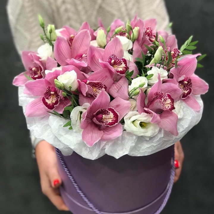 Орхидея и эустома в шляпной коробке в Королёве