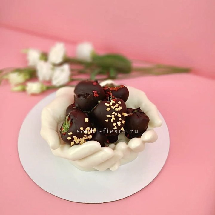 Клубника в шоколаде на шоколадных ладонях  в Королёве