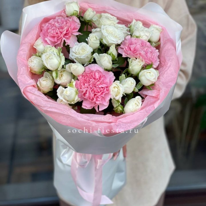 Букет розы с диантусами "Блэш" в Королёве