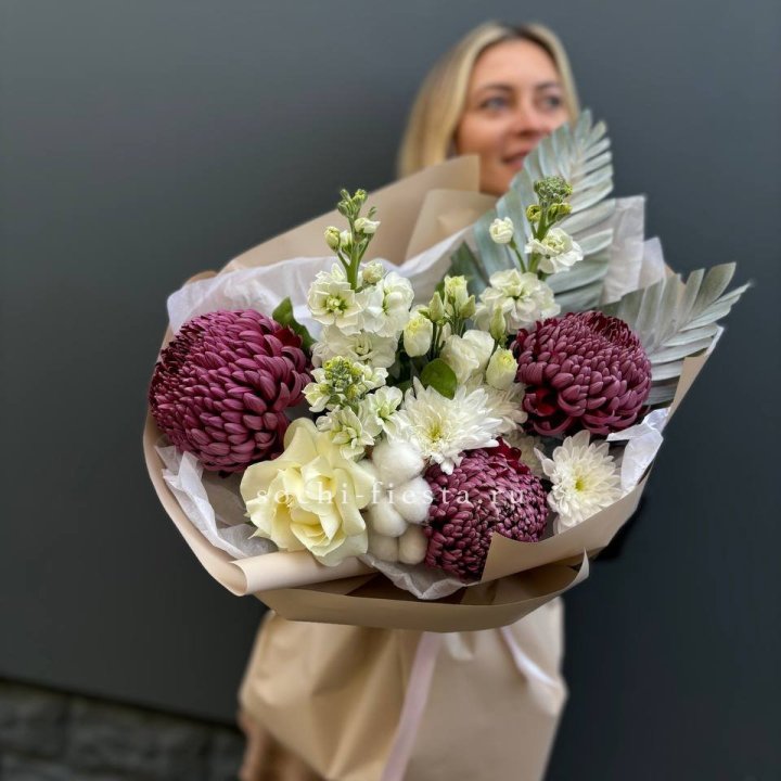 Хризантемы с маттиолой розами эустомой Чика в Королёве