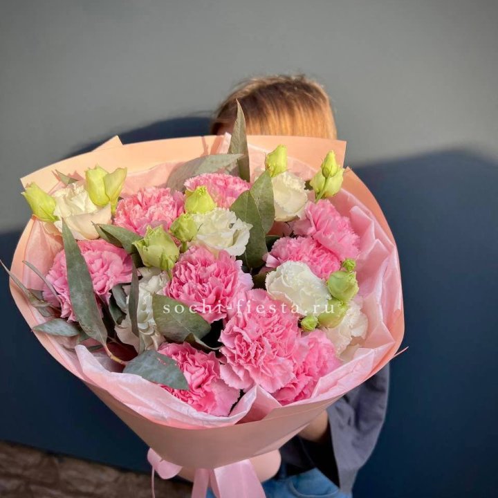 Букет гвоздик и  эустом "Сири" в Королёве