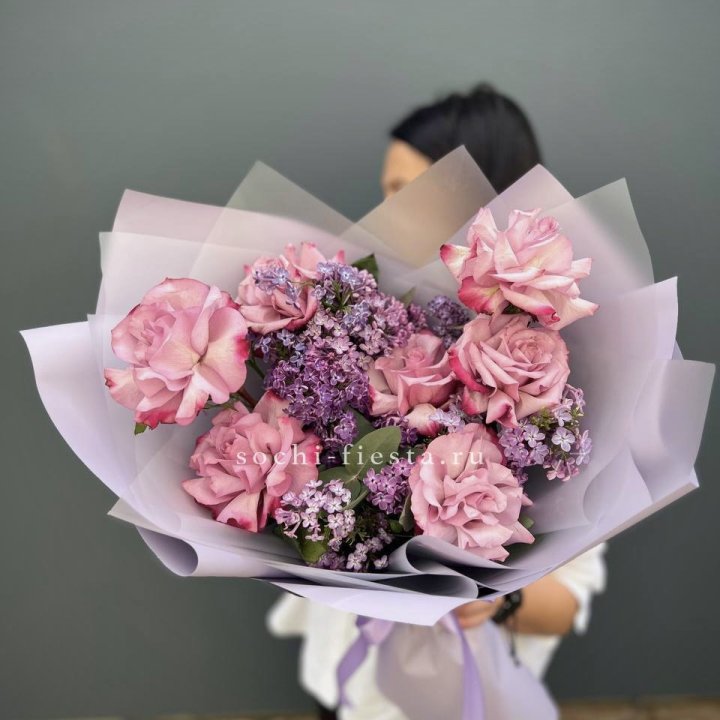 Букет из розовых роз и сирени в Королёве