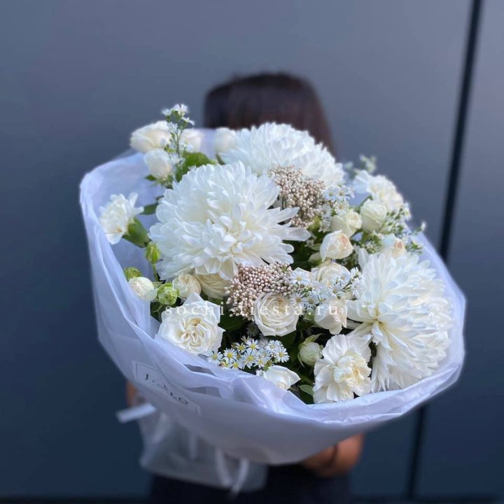 Букет хризантем и роз вайт шотс в Королёве