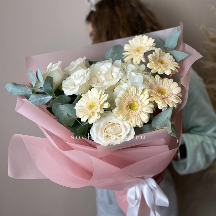 Букет роз, гортензии, гербер  в Королёве