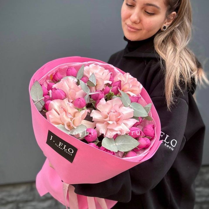 Букет французских и пионовидных роз "Ламиносо" в Королёве