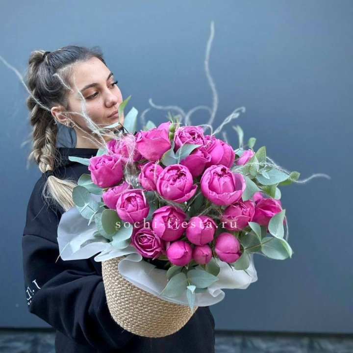 Пионовидные розы  в джутовом кашпо  в Королёве