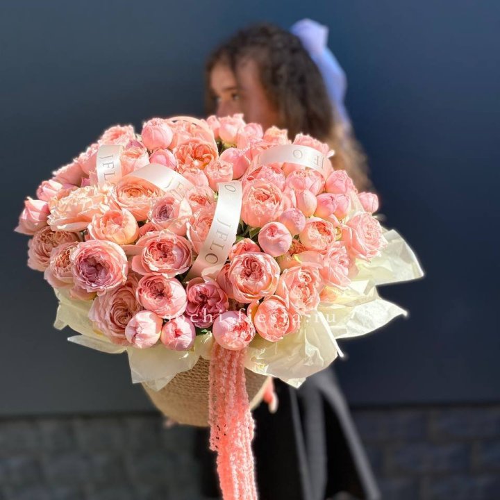 Кустовые розы Джульетта в джутовом кашпо в Королёве