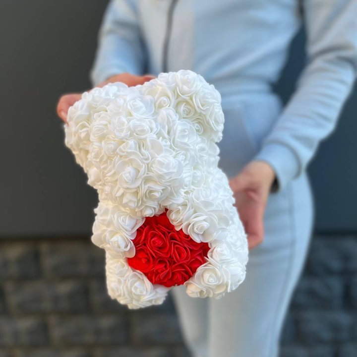 Медведь с красным седцем в Королёве