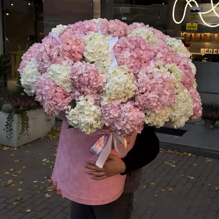 Дизайнерский цилиндр с гортензиями  в Королёве