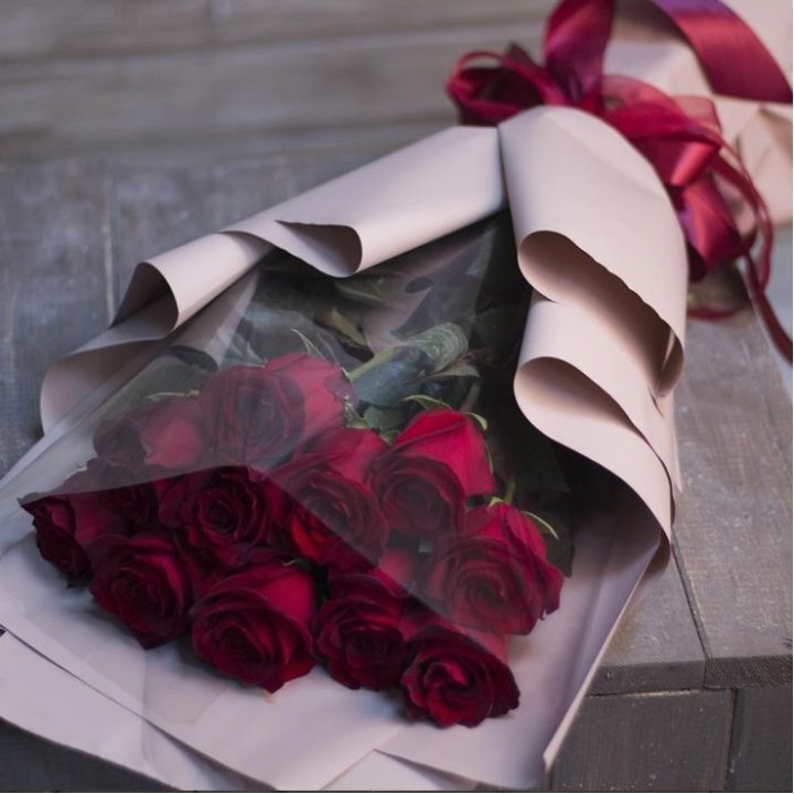 11 голландских роз в оформлении в Королёве