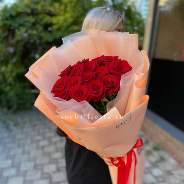 15 голландских роз в оформлении в Королёве