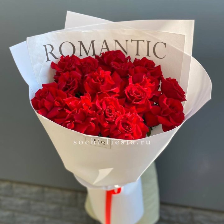 19 высоких роз в оформлении в Королёве