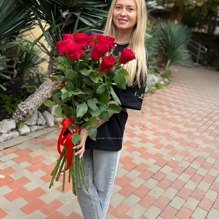 15 высоких красных роз в Королёве