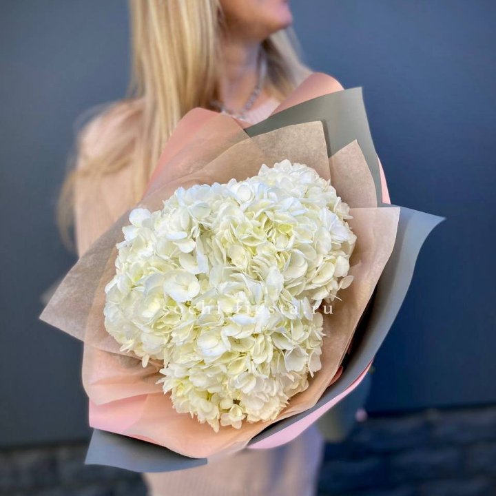 Букет из трёх белых гортензий в Королёве