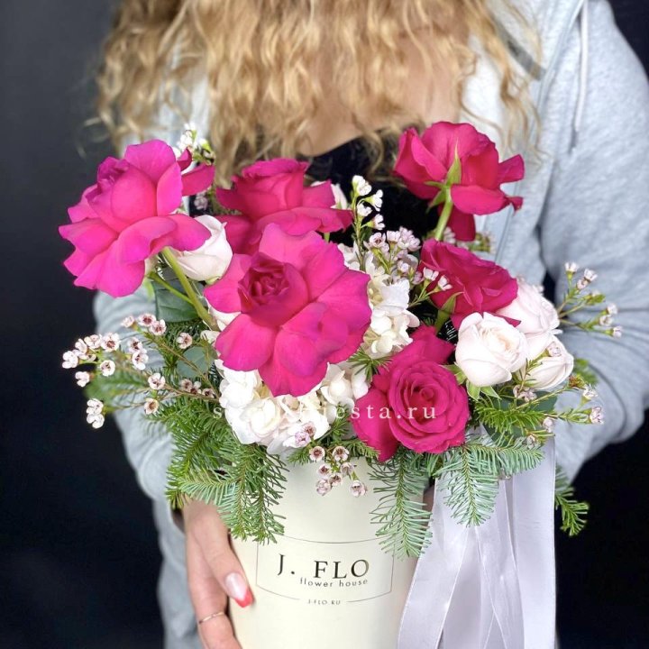 Новогодняя композиция в коробке пинк розе в Королёве