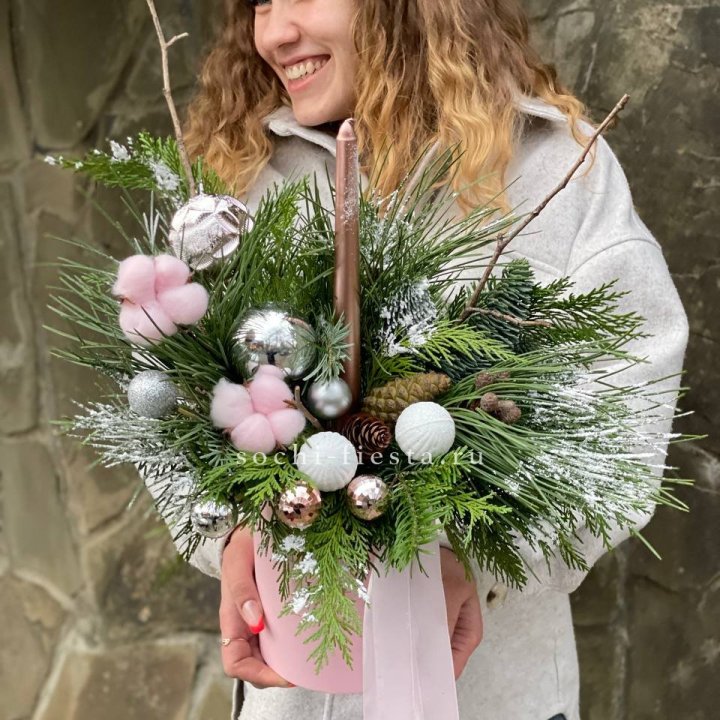 Новогодняя композиция в коробке пинк в Королёве