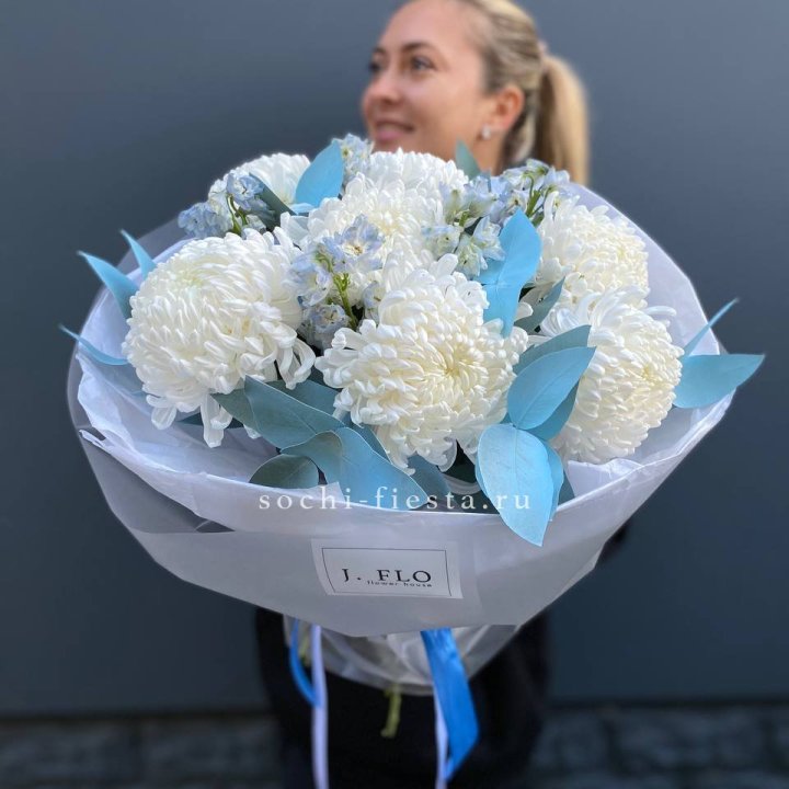 Букет хризантем Бигуди и дельфиниума  в Королёве