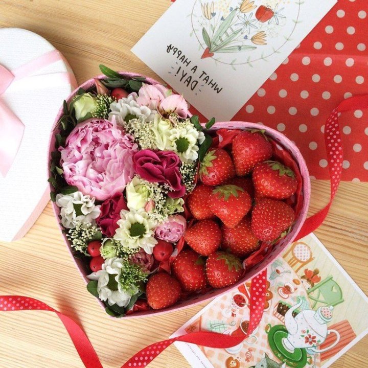Бокс с клубникой и цветами в Королёве